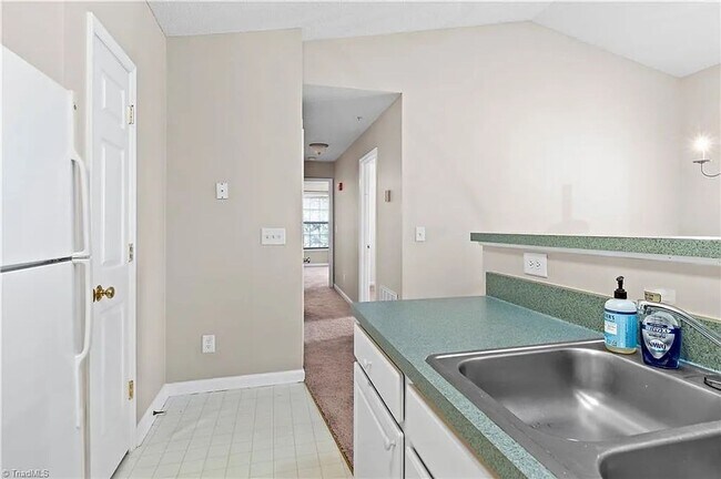 Foto del edificio - Charming 2-Bed, 2-Bath Condo in Gated Comm...