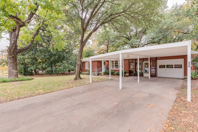 Building Photo - 2515 Sherwood St