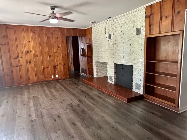 Foto del edificio - 525 Meadowbrook Dr
