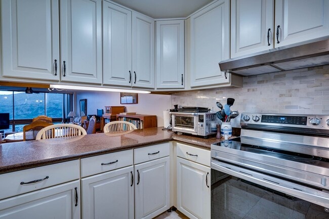 Building Photo - Hawaii Kai Condo with Resort-like Amenitie...