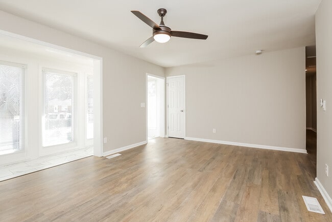Building Photo - 3310 Jules Dr