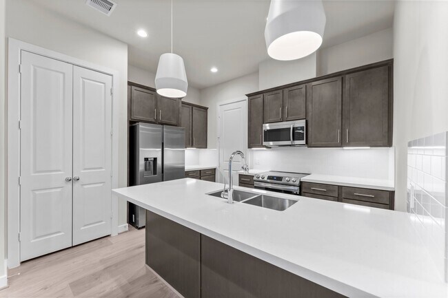 Foto del edificio - 5905 Haring Ln