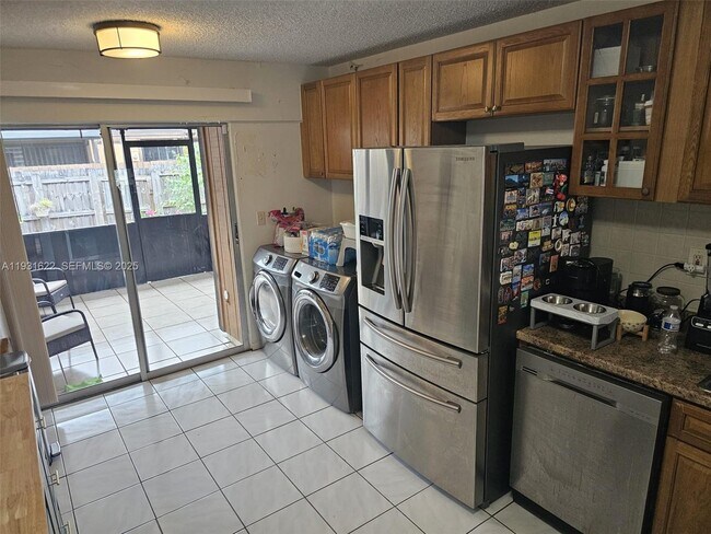 Foto del edificio - 10371 Jasmine Ct