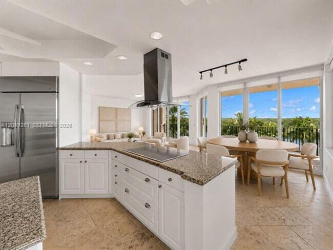 Foto del edificio - 13627 Deering Bay Dr