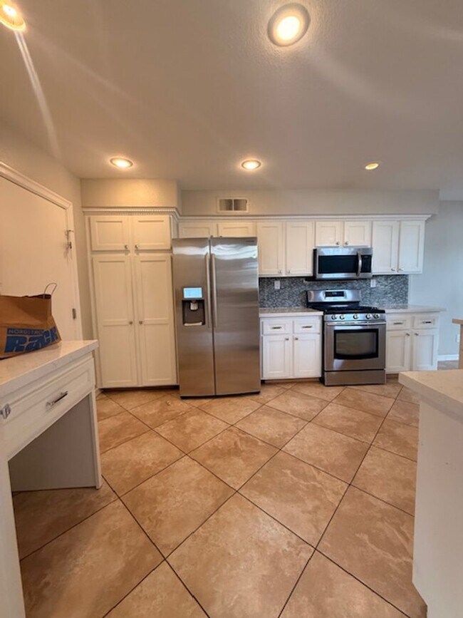 Foto del edificio - Spacious 2bed 2.5bath Condo with attached 2 car garage