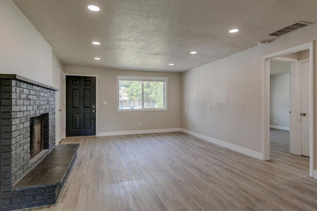 Building Photo - Complete Remodel near Boise River _ Pet Friendly!