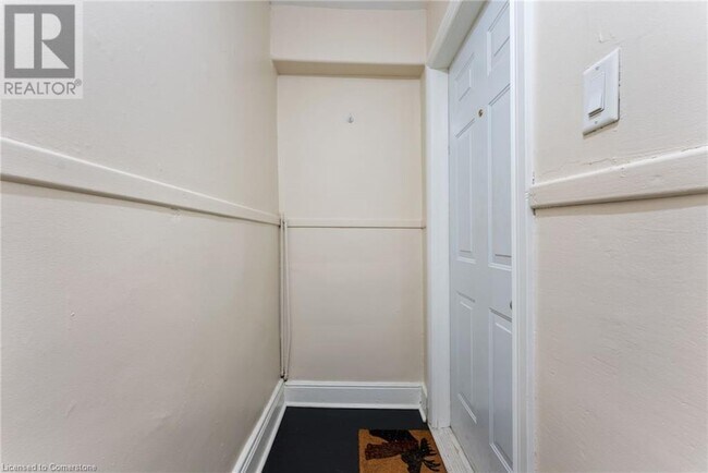 Building Photo - 154 James St S