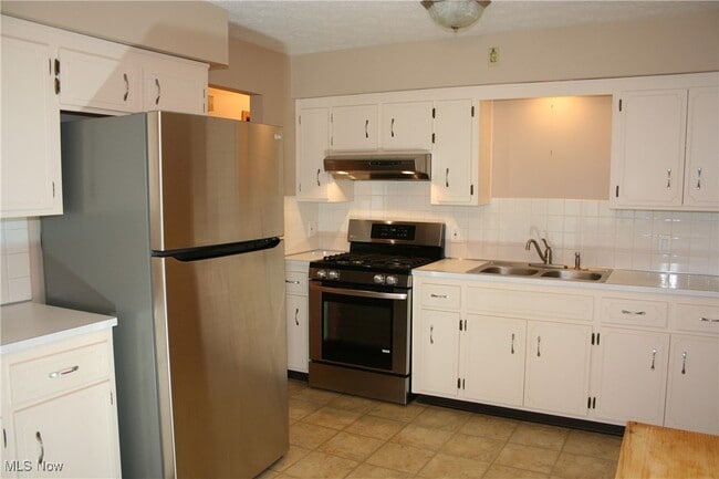 Building Photo - 300 Calvin Dr