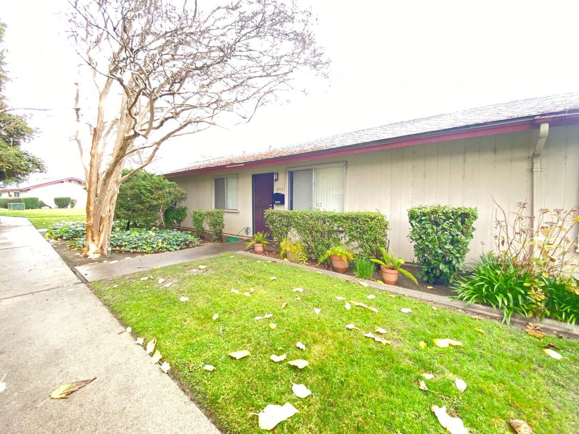 Primary Photo - Cute 2 Bedroom Condo