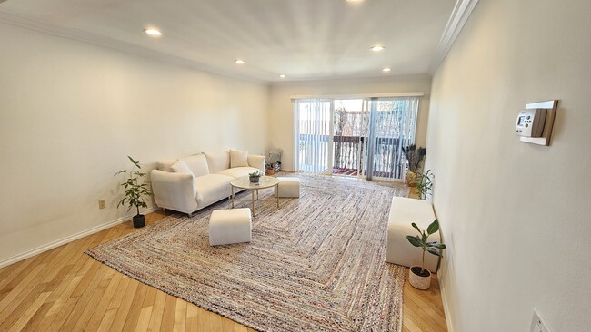 Living room - 5334 Lindley Ave