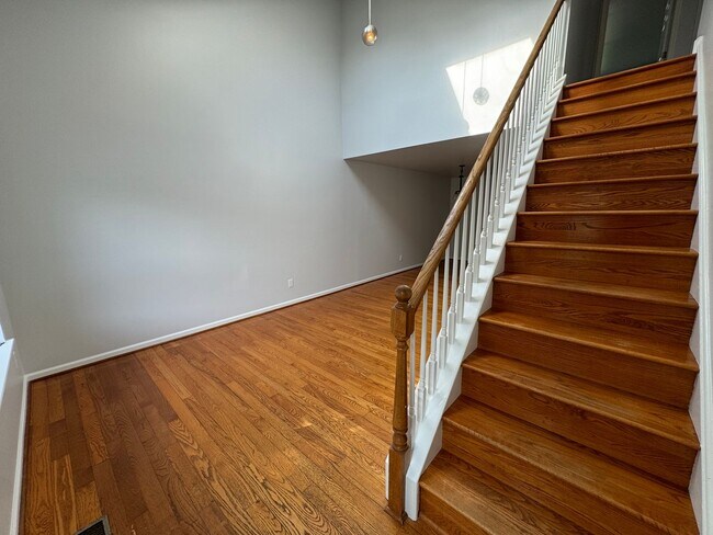 Foto del edificio - THREE BEDROOM  w Finished Basement- PARKLA...