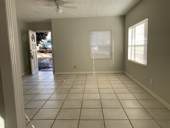 Building Photo - 434 Hillcrest St