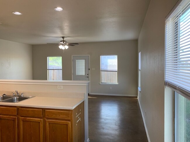 Building Photo - Townhome for rent