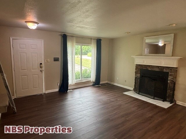 Foto del edificio - 7404 Foxglove Ln