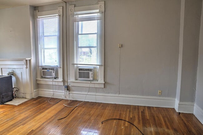 Building Photo - 250 1/2 W 5th Ave