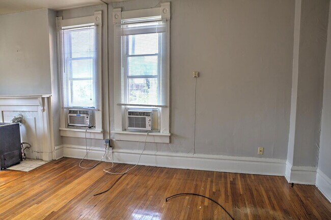 Building Photo - 250 1/2 W 5th Ave