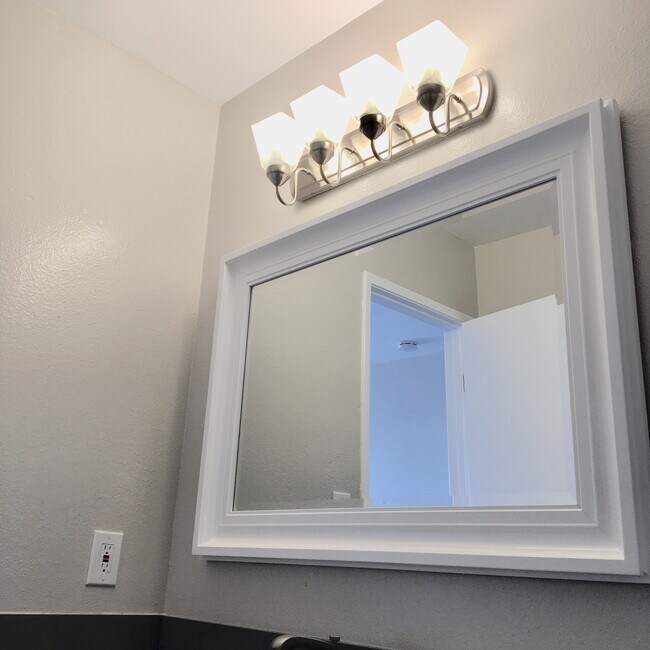 Building Photo - 421 N Kenneth Rd