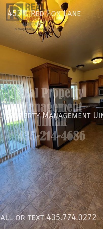 Building Photo - 453 E Red Fox Ln