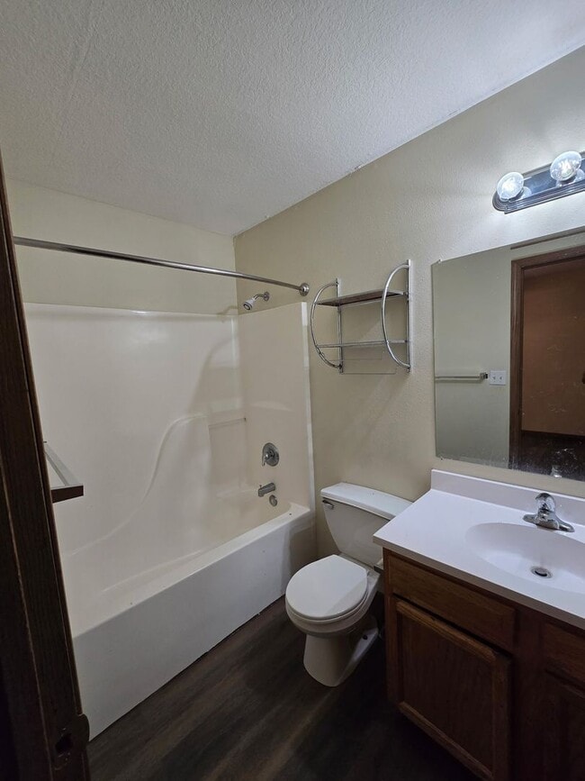 Building Photo - 3 bedroom 2 bathroom
