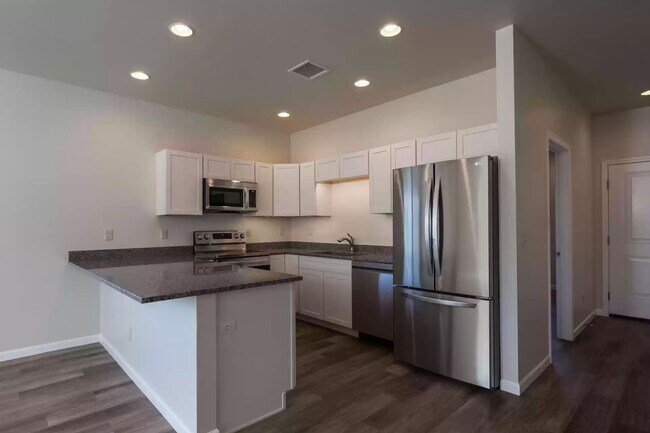 Foto del edificio - Unfurnished, 1-Year Long-Term Rental