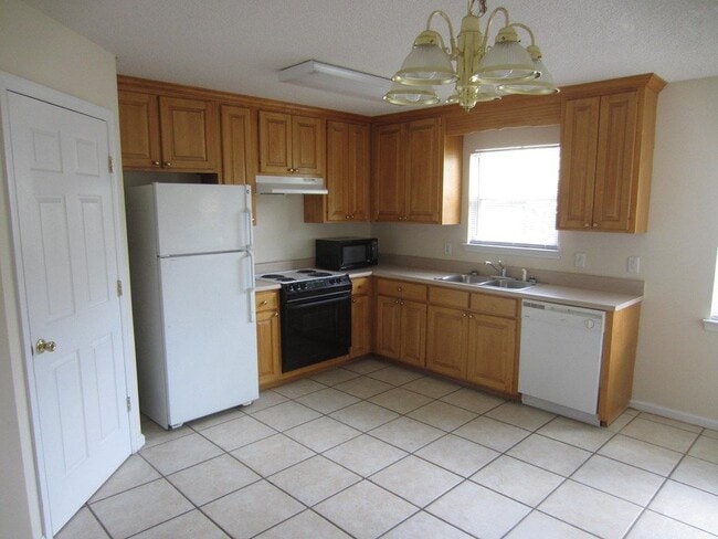 Building Photo - 1320 Edgewood Dr