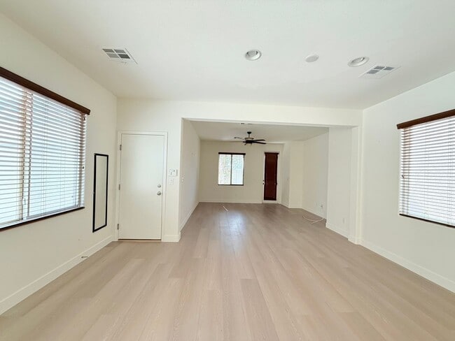 Building Photo - Wonderful two-story single-family house