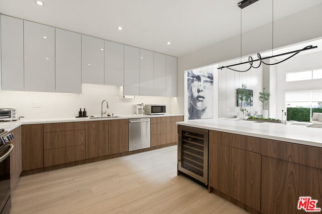 Foto del edificio - 10630 Wilkins Ave