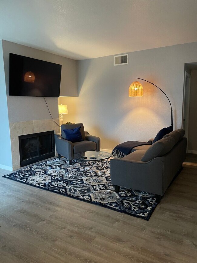 Building Photo - Renovated 2 Bedroom Condo -  Furnished