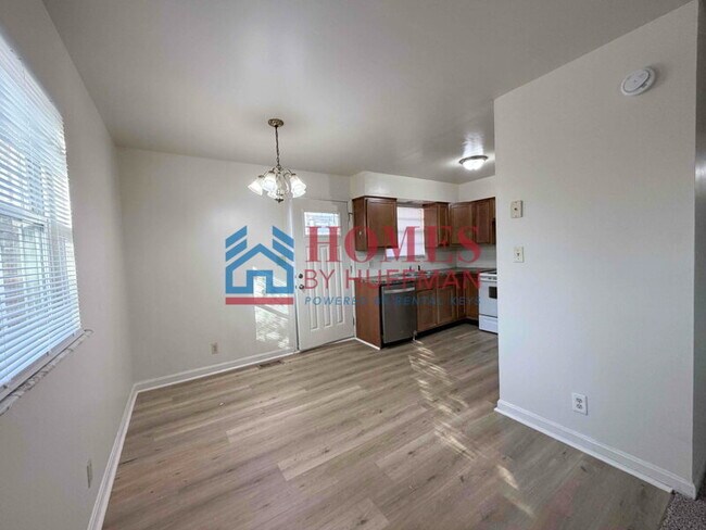 Foto del edificio - Two Bedroom Duplex | New Flooring