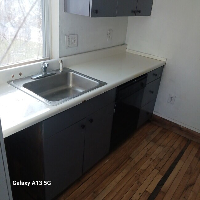 Building Photo - 1006 Victoria Ave