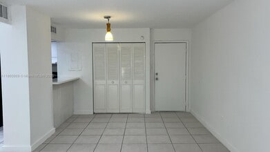 Building Photo - 8860 Fontainebleau Blvd