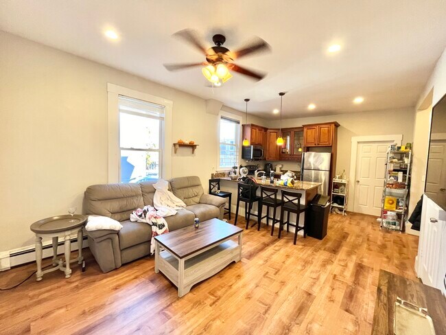 Building Photo - 717 Parker St