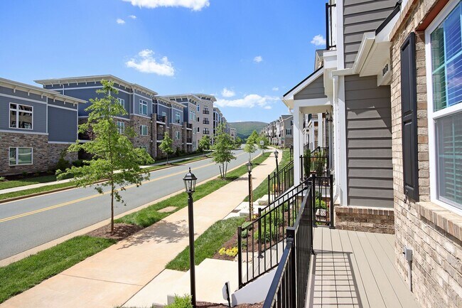Building Photo - Spacious Old Trail Townhome