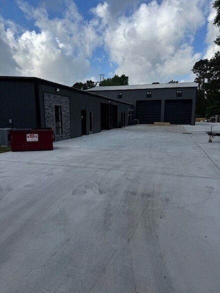 Building Photo - 18723 Mirror Lake Dr