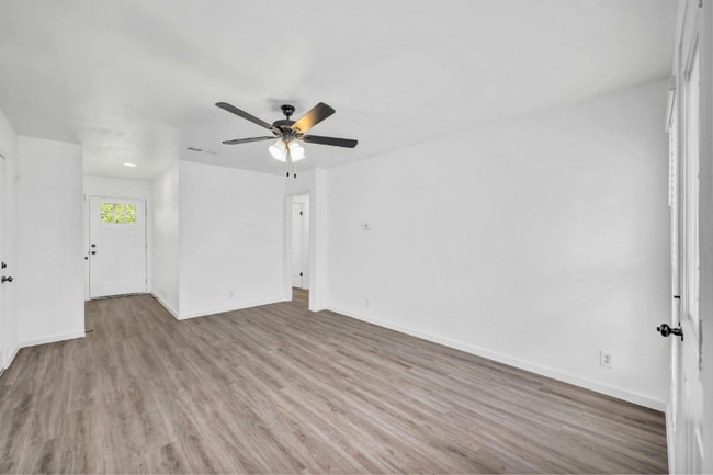 Foto del edificio - 6506 King George Dr