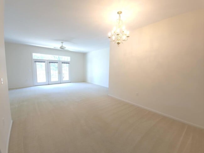 Building Photo - East End Townhouse! Now Available!