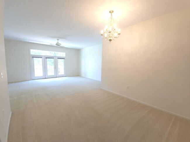 Foto del edificio - East End Townhouse! Now Available!
