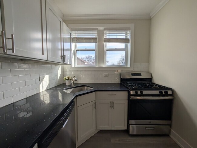 Foto del edificio - 3819.5 N Greenview Ave