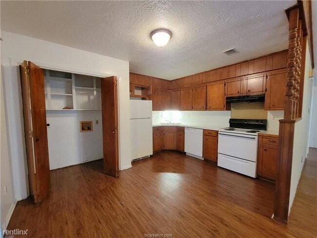 Building Photo - 2 br, 1 bath Duplex - 1316 - 1318 Airline ...
