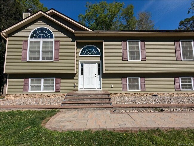 Building Photo - 409 Burlingham Rd