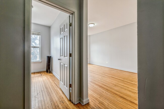 Building Photo - 310 N Kedzie Ave