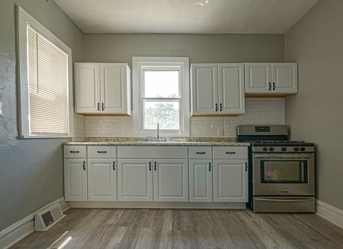 862 Kenmore Blvd Unit House, Akron, OH 44314 Room for Rent in Akron, OH