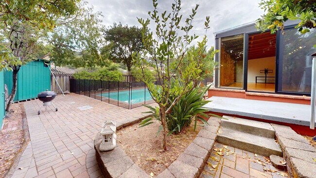 Foto del edificio - Sunny Greenbrae Single-Level with Pool + K...