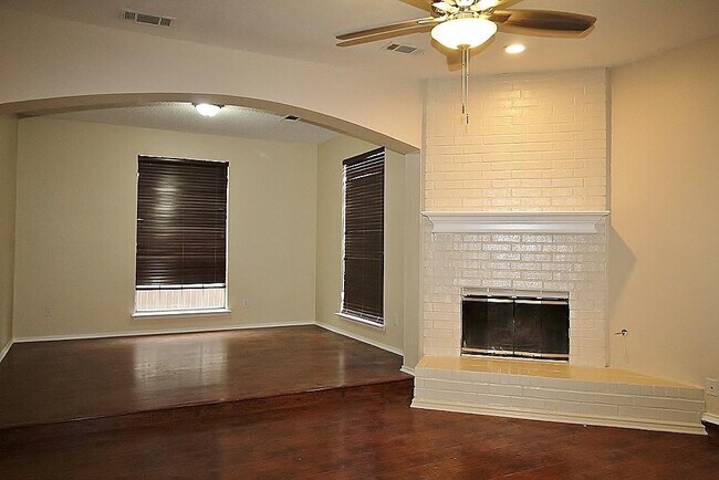 Building Photo - 2124 Newport Dr
