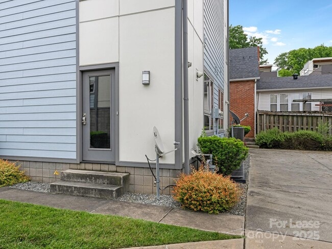 Building Photo - 913 Westbrook Dr