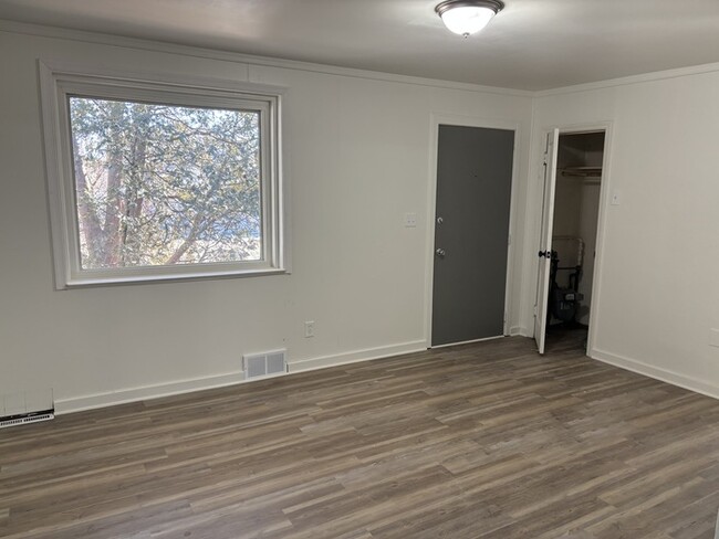 Building Photo - 2 Bedroom Single Familly
