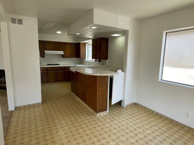 Building Photo - 324 E Balboa Blvd