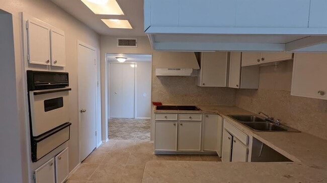 Building Photo - 6815 Moss Oaks Dr
