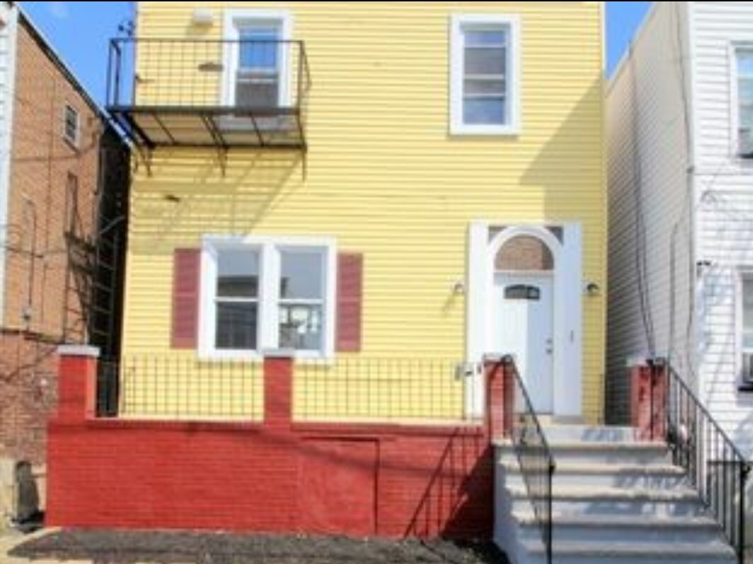 Building Photo - 35 Edison St