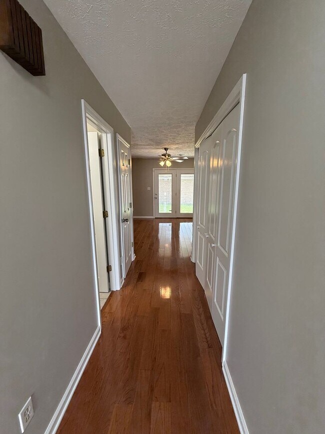 Building Photo - Charming All-Brick Condo in the Heart of Kingsport.